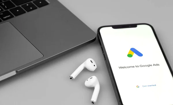 Google Ads Adwords Mobile App Screen Smartphone Iphone Airpods Google — Stock Photo, Image