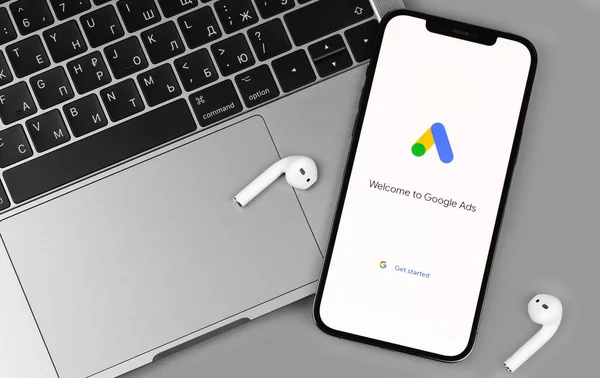 Google Ads Adwords Aplicación Móvil Pantalla Smartphone Iphone Macbook Airpods — Foto de Stock