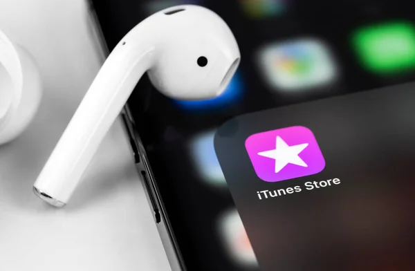 Itunes Aplicación Icono Pantalla Iphone Con Airpods Primer Plano Macro —  Fotos de Stock