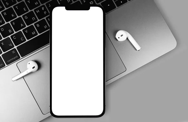 Makieta Smartfon Iphone Pro Max Białym Ekranem Klawiatury Macbook Airpods — Zdjęcie stockowe