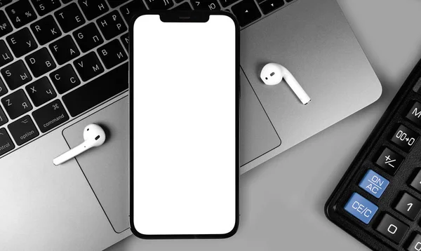 Makieta Smartfon Iphone Pro Max Białym Ekranem Macbook Airpods Kalkulator — Zdjęcie stockowe