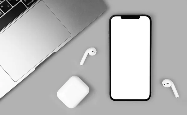 Makieta Smartfon Iphone Pro Max Białym Ekranem Macbook Słuchawki Airpods — Zdjęcie stockowe