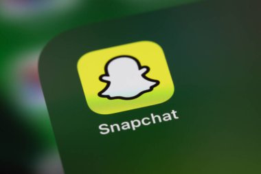 Ekran akıllı telefonunda Snapchat mobil simge uygulaması, iPhone yakın plan. Snapchat, içinde fotoğraflar ve videolar olan mobil bir mesajlaşma uygulaması. Moskova, Rusya - 14 Haziran 2021