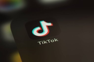 Akıllı telefon iPhone ekranındaki TikTok mobil simge uygulaması, makro. TikTok video yaratmak ve paylaşmak için bir uygulamadır. Moskova, Rusya - 14 Haziran 2021
