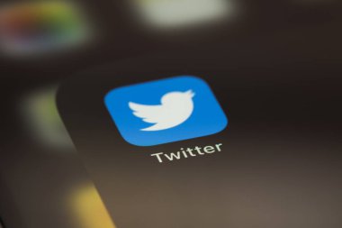 Akıllı telefon iPhone ekranındaki Twitter mobil simge uygulaması. Twitter, mikroblog ve ağ iletişimi için bir sosyal medya hizmetidir. Moskova, Rusya - 14 Haziran 2021