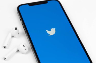 Twitter mobil logo uygulaması, AirPods kulaklıklı akıllı telefon iPhone ekranında. Twitter, mikroblog ve ağ iletişimi için bir sosyal medya hizmetidir. Moskova, Rusya - 12 Haziran 2021