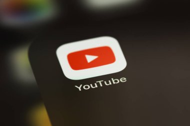 Akıllı telefon iPhone ekranındaki YouTube mobil simge uygulaması. YouTube herkesin izleyebileceği ücretsiz bir video paylaşım uygulamasıdır. Moskova, Rusya - 14 Haziran 2021