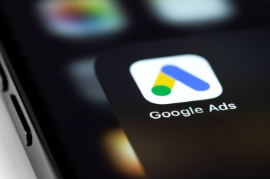 Google Ads (AdWords) mobil simge uygulaması ekrandaki akıllı telefon iPhone makrosu üzerinde. Google servisleri. Google Ads bağlamsal bir hizmet olup, Google 'da arama reklamlarıdır. Moskova, Rusya - 15 Haziran 2021