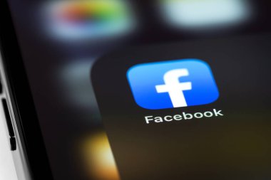Akıllı telefon iPhone makrosu üzerinde Facebook mobil simgesi uygulaması. Facebook dünyadaki en büyük ve en popüler sosyal ağ sitesidir. Moskova, Rusya - 15 Haziran 2021
