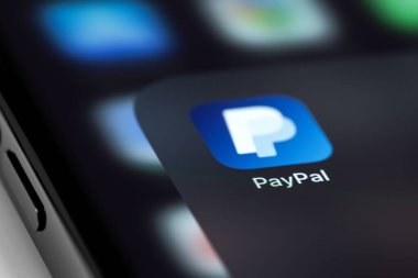 Ekran akıllı telefon iPhone makrosu üzerinde PayPal mobil simge uygulaması. Paypal internet tabanlı dijital para transferi servisidir. Moskova, Rusya - 15 Haziran 2021