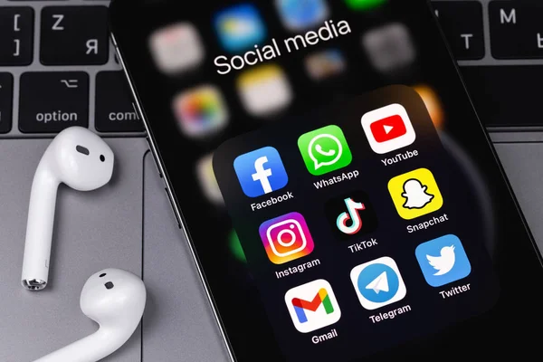 Menampilkan Aplikasi Media Sosial Facebook Whatsapp Youtube Instagram Tiktok Snapchat — Stok Foto