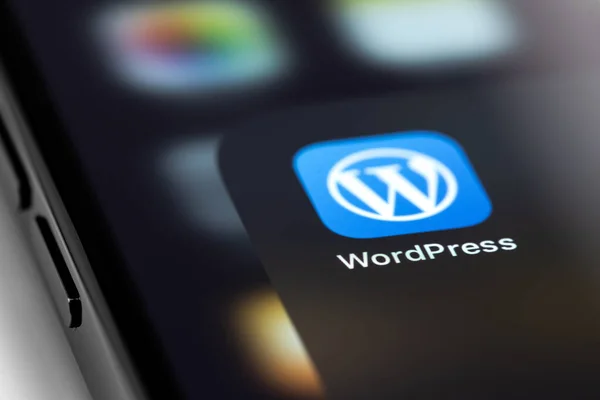 Wordpress移动图标应用程序在屏幕智能手机Iphone宏上 Wordpress 开源网站内容管理系统 2021年6月15日 俄罗斯莫斯科 — 图库照片