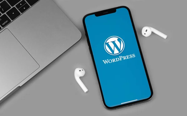 Wordpress Mobile Logo App Screen Smartphone Iphone Airpods Macbook Closeup — Fotografia de Stock