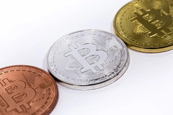 白 backround の 3 bitcoins — ストック写真