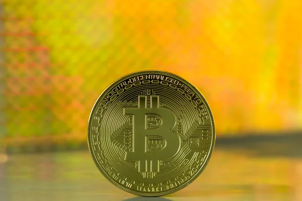 Bitcoin-Metallmünze auf gelbem Hintergrund — Stockbild Bitcoin-Metallmünze — Stockfoto