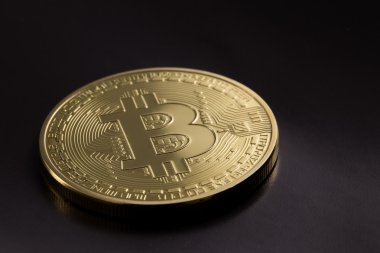 Siyah arkaplanda Bitcoin para