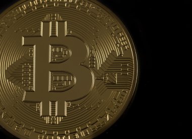 Siyah arkaplanda Bitcoin para