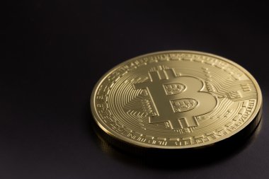 Siyah arkaplanda Bitcoin para