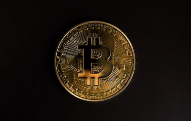 siyah artalanları üzerinde bir bitcoin