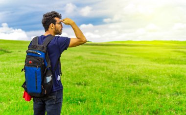 Sahadaki maceraperest adam, sahada sırt çantalı adam.