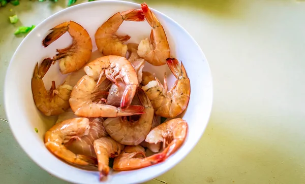 Cangkir Udang Mentah Pada Latar Belakang Putih Udang Mentah Pada — Stok Foto