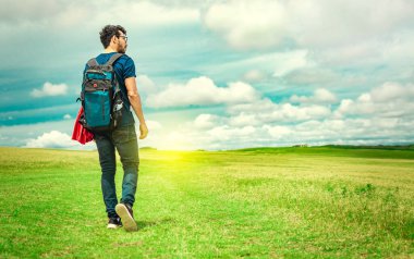 Sahadaki maceraperest adam, sahada sırt çantalı adam.