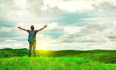 Sırt çantalı adam ellerini açıyor. Başarılı adam ellerini açıyor.