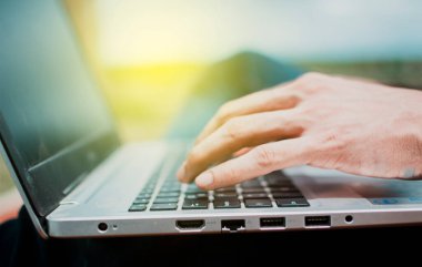 Eller klavyede, eller klavyede.