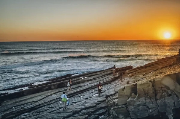 People Watching Sunset Beach People Walking Seashore Watching Sunset — Stock Photo, Image