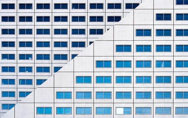 Edifício Com Muitas Janelas Com Reflexos Muitas Janelas Fachada Edifício — Fotografia de Stock