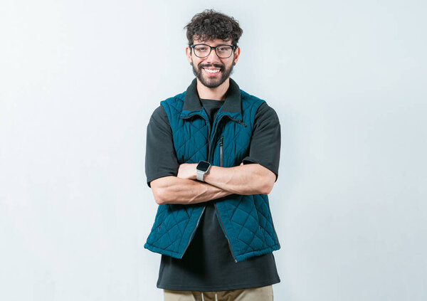 Портрет крутого и красивого случайного мужчины в очках и скрещенных руках. Улыбающийся и красивый парень в очках, держащий руки скрещенными