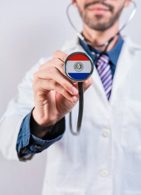 Paraguay sağlık ve sağlık sigortası konsepti. Paraguay sağlık sistemi, steteskop tutan doktor.