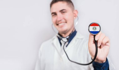Doktor, Paraguay bayrağıyla steteskop gösteriyor. Paraguay ulusal sağlık hizmeti kavramı