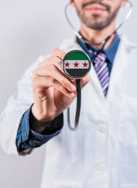 Suriye sağlık ve sağlık sigortası konsepti. Suriye sağlık sistemi, steteskop tutan doktor