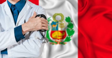 Peru sağlık hizmeti konsepti. Peru bayrağında steteskoplu bir doktor. Peru bayrağında steteskop tutan doktor.