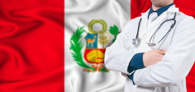 Peru sağlık hizmeti konsepti. Peru bayrağında erkek doktor. Peru bayrağında çapraz kollu doktor