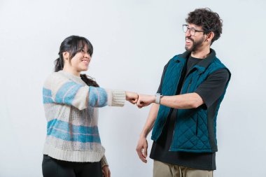 Çekici çift gülümsüyor ve yumruk tokuşturuyor. Gülen çift yumruk tokuşturuyor, izole.