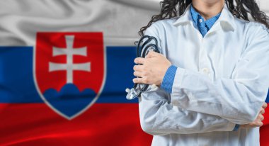 Slovakya bayrağı geçmişi olan bir sağlık uzmanı. Slovakya bayrağının arka planında steteskop tutan profesyonel doktor.