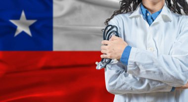 Şili bayrağı geçmişi olan bir sağlık uzmanı. Şili bayrağı geçmişinde steteskop tutan profesyonel bir doktor.