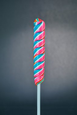 Siyah bir arka plan üzerinde çubuklar şeklinde lolipop