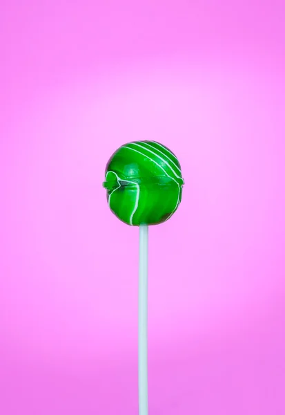 Lollipop en forma redonda sobre un fondo rosa — Foto de Stock
