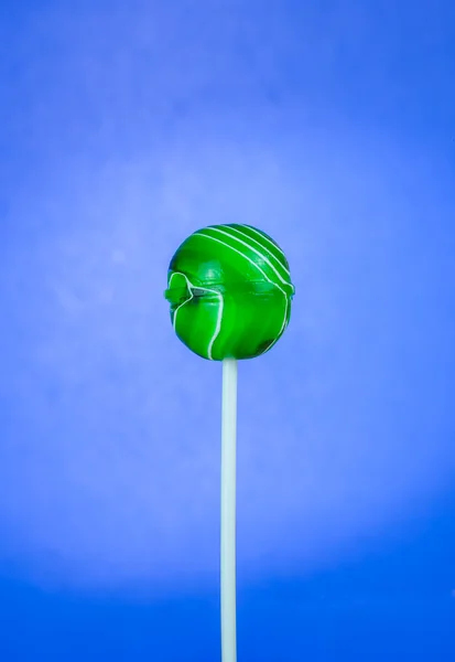 Lollipop en forma redonda sobre un fondo azul — Foto de Stock