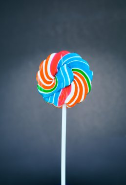 Siyah zemin çiçek şeklinde lolipop