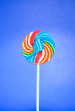 Mavi bir arka plan üzerinde çiçekler lolipop şeklinde