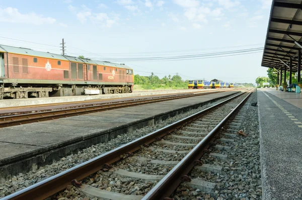 Tåg och järnvägsspår på dagtid. — Stockfoto