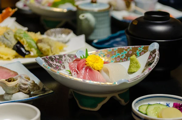 Sashimi serwowane na stole — Zdjęcie stockowe