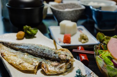 Japon ızgara balık masaya servis