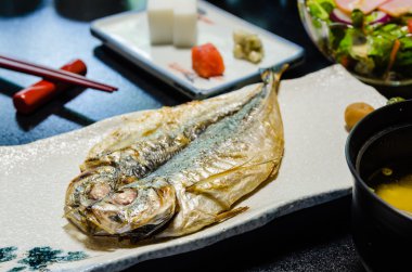 Japon ızgara balık masaya servis