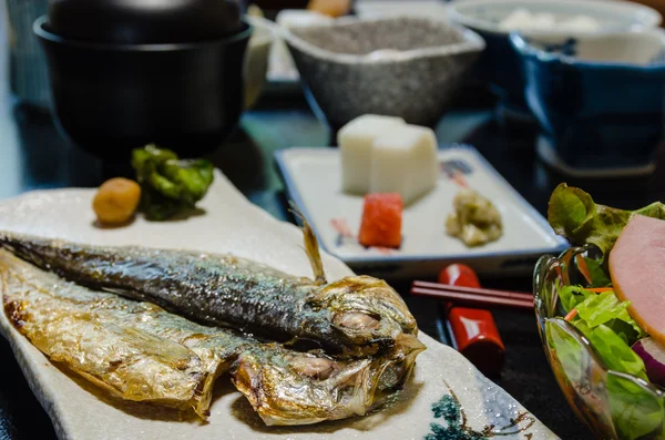 Peşte la grătar japonez servit pe masă — Fotografie, imagine de stoc