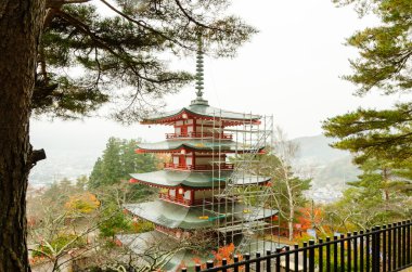 Chureito Pagoda sonbahar ve İskele sırasında geliştirmek için ayarla